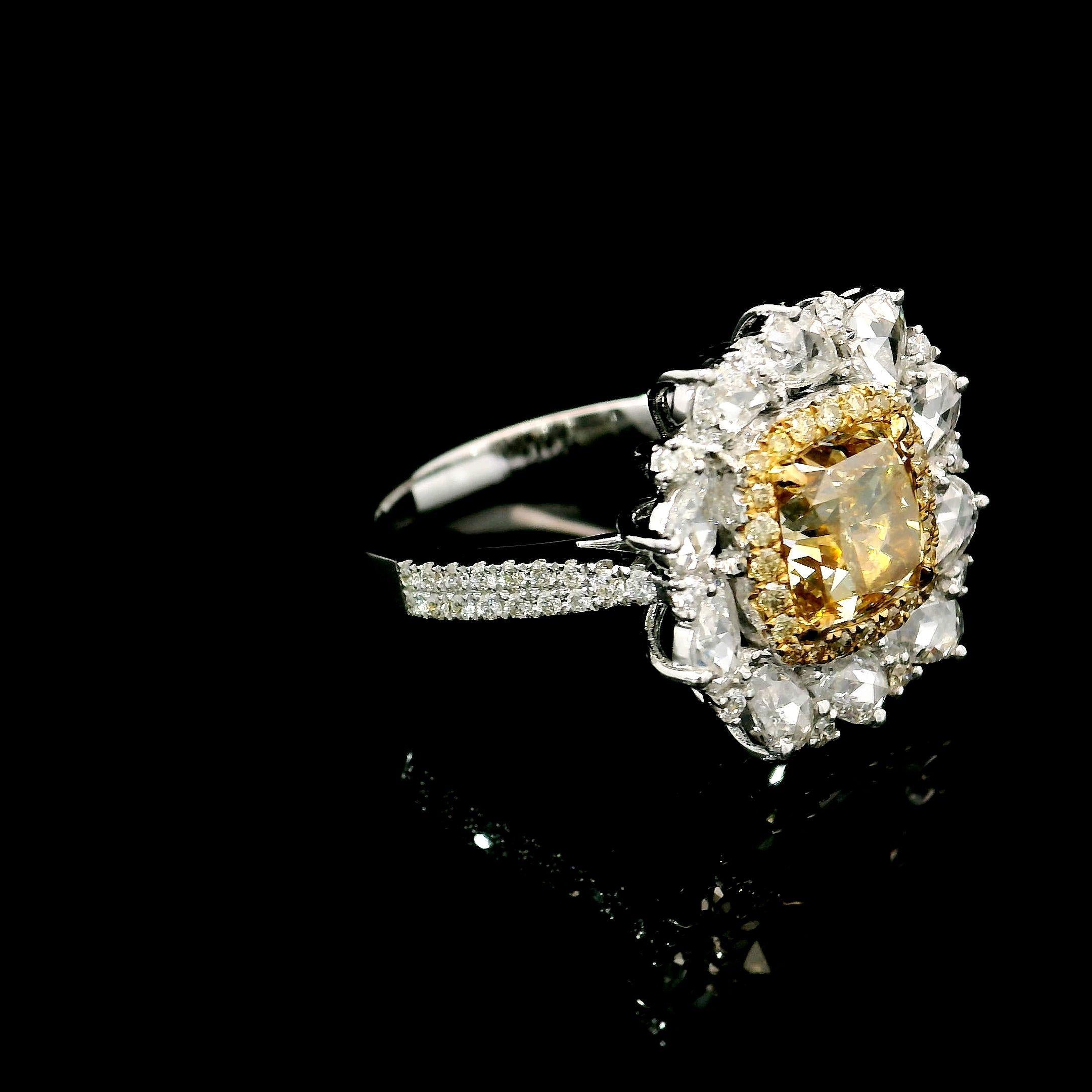 Taglio cuscino Anello con diamante certificato GIA da 2,00 carati di colore giallo bruno VS2 di chiarezza in vendita