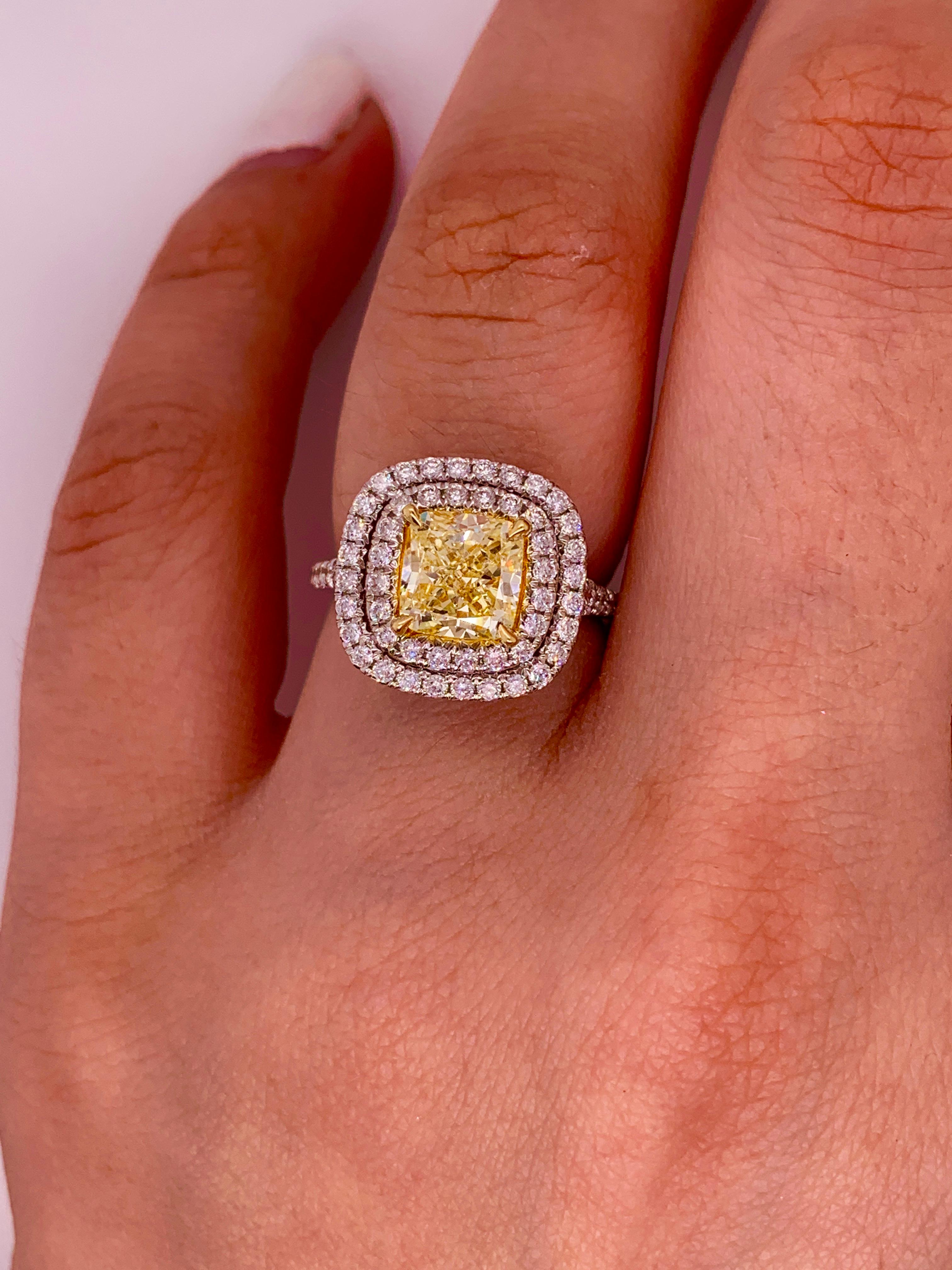GIA Certified 2.00 Carat Fancy Yellow Diamond Ring In New Condition For Sale In New York, NY