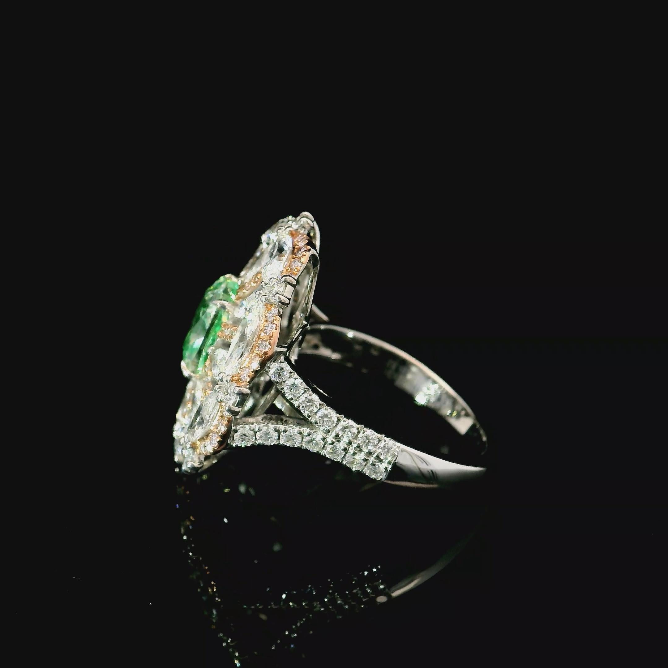 Bague en or blanc 18kt avec diamants
  
  Couleur de l'or et carat : Or blanc 18kt
  Poids : 7.62 grammes
  
  Ensemble avec...
  Type de pierre : Diamants
  Forme : Coussin
  Carat : 2.00 ct
  Couleur : Vert jaunâtre fantaisie
  Clarté : SI2
  
 
