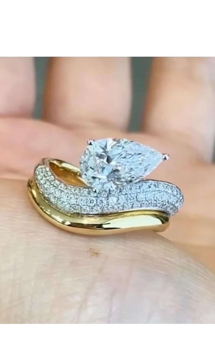 GIA Certified 2.00 Carat Pear Shape Diamond 18K Gold Solitaire Ring im Zustand „Neu“ im Angebot in Massafra, IT