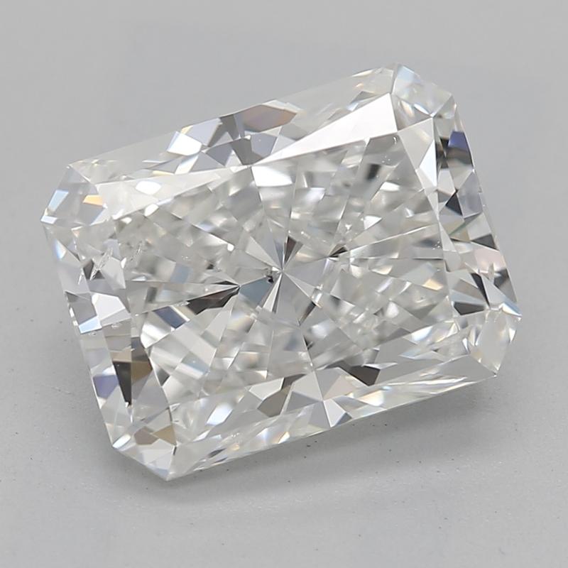 Fabriquée à la main à New York, cette exquise bague en diamant est ornée d'une pierre centrale rayonnante et scintillante pesant 2,00 , dotée d'un grade G et SI2 captivant, garantissant une brillance et un feu exceptionnels. Sertie dans un luxueux
