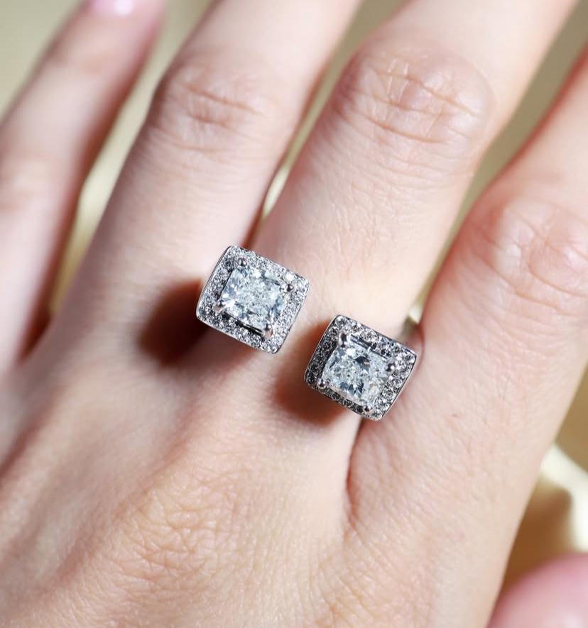 Une exquise bague à double diamant au design contemporain, d'une élégance et d'un style raffiné.
Rehaussez votre beauté intemporelle et ajoutez une touche de charme et de classe à votre look.
Magnifique bague en or 18 carats avec 2 diamants