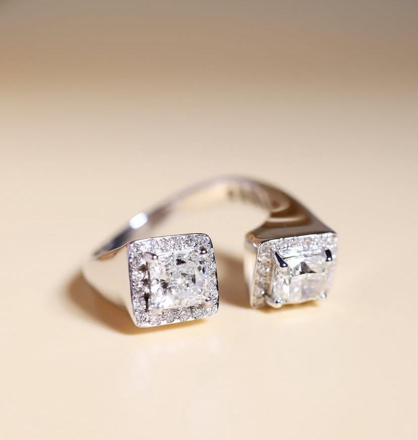 Bague en or 18 carats certifiée GIA avec 2,00 carats de diamants en forme de coussin en vente 3