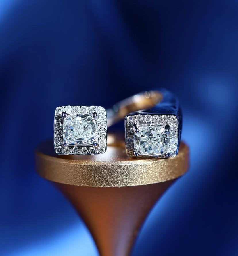 Bague en or 18 carats certifiée GIA avec 2,00 carats de diamants en forme de coussin en vente 4