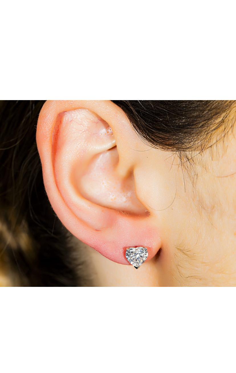Pendientes de oro de 18 quilates con certificado GIA de 2,00 quilates de diamantes en forma de corazón D/VVS1 en venta 2