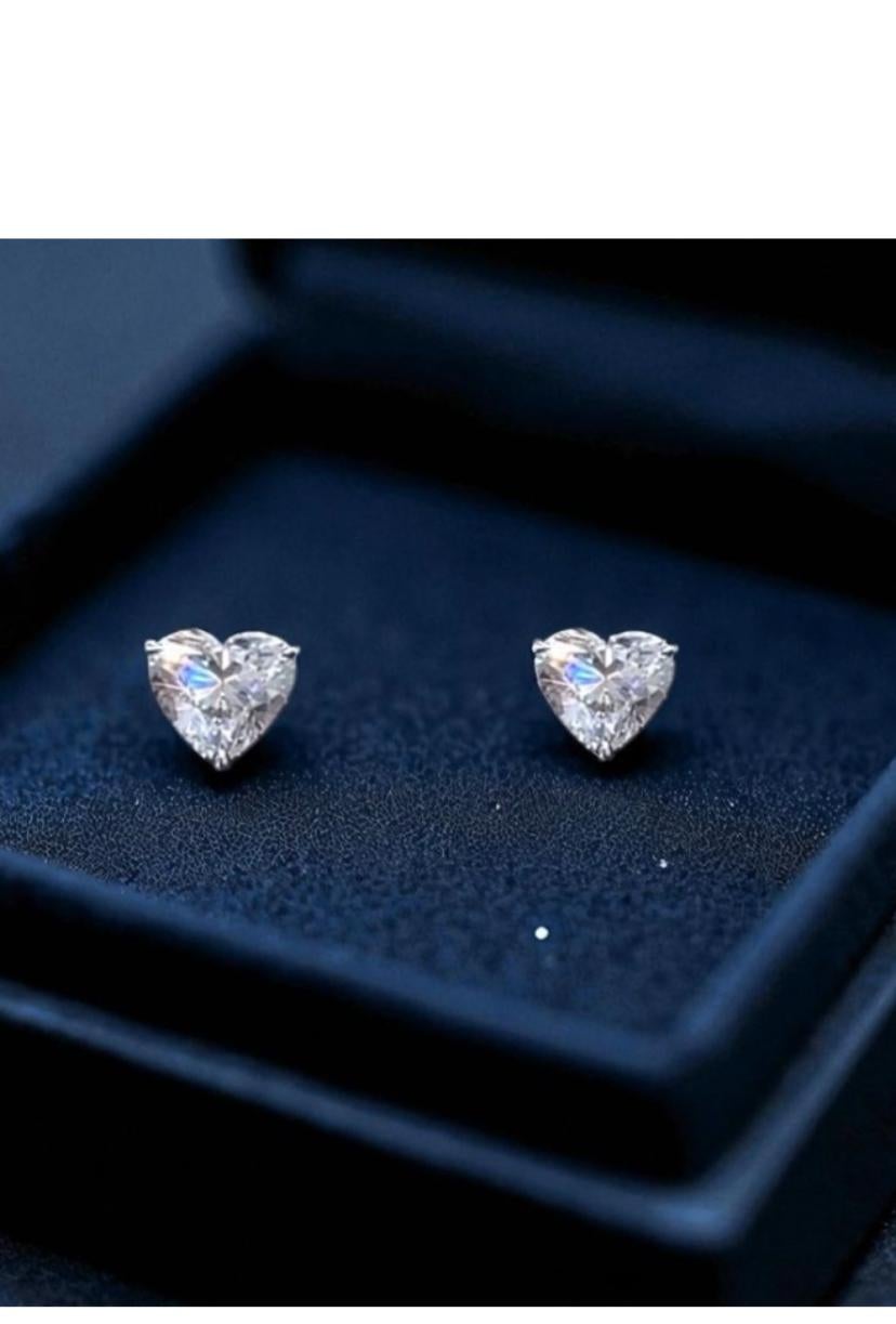 Pendientes de oro de 18 quilates con certificado GIA de 2,00 quilates de diamantes en forma de corazón D/VVS1 en venta 4