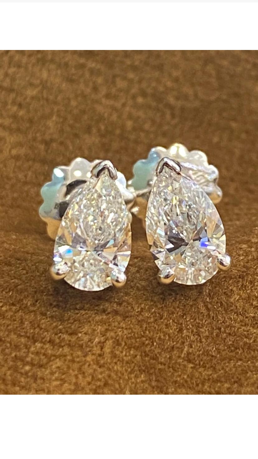 Femenino o masculino Pendientes de oro de 18 quilates con diamantes en forma de pera de 2,00 quilates F/VS1 certificados por GIA en venta