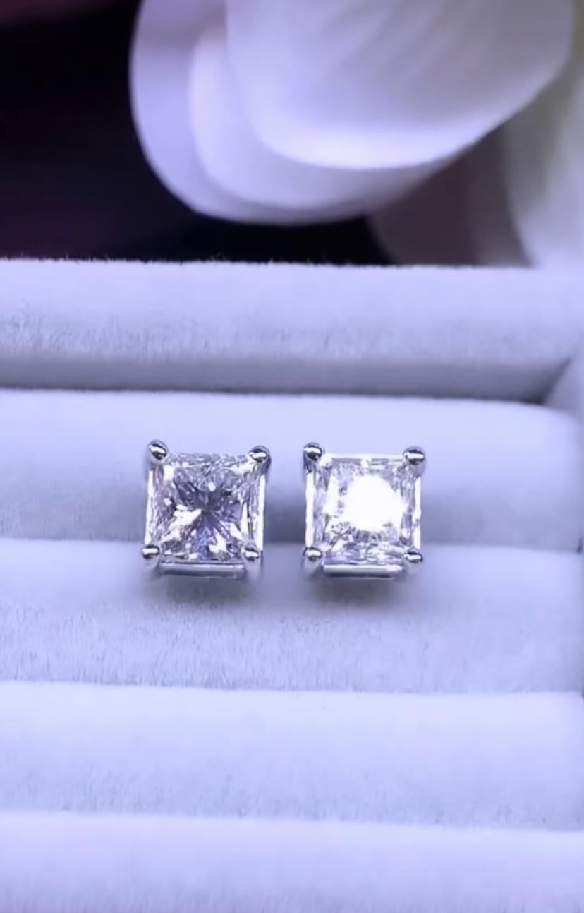 GIA Certified 2.00 Carats Natural Diamonds  18K Gold Earrings In New Condition For Sale In Massafra, IT