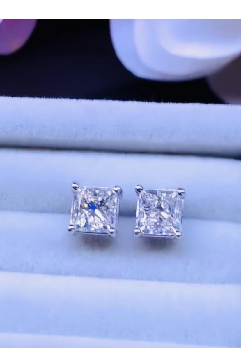 Women's GIA Certified 2.00 Carats Natural Diamonds  18K Gold Earrings For Sale