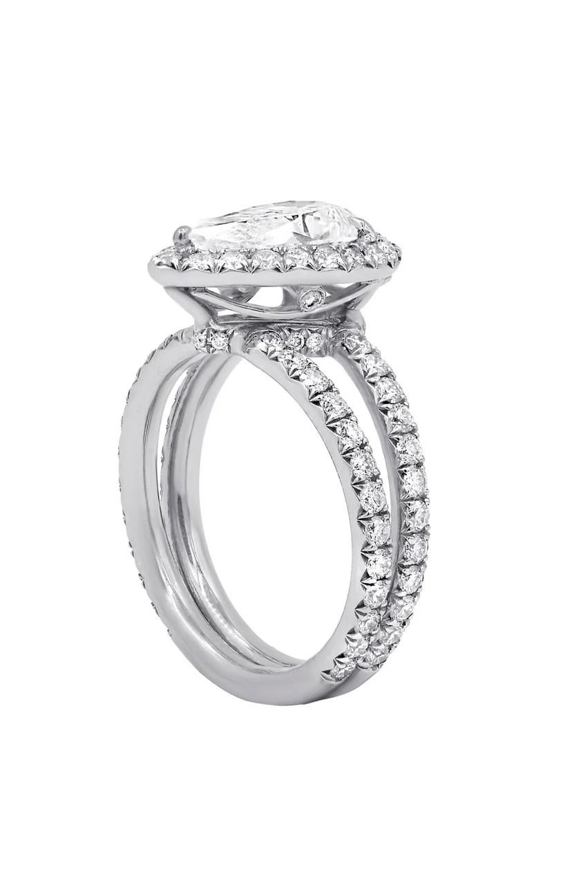 Uno squisito anello solitario con diamanti dal design contemporaneo, dallo stile elegante e raffinato.
Eleva la tua bellezza senza tempo e aggiungi un tocco di raffinatezza e classe al tuo look.
L'anello è realizzato in oro 18 carati con un