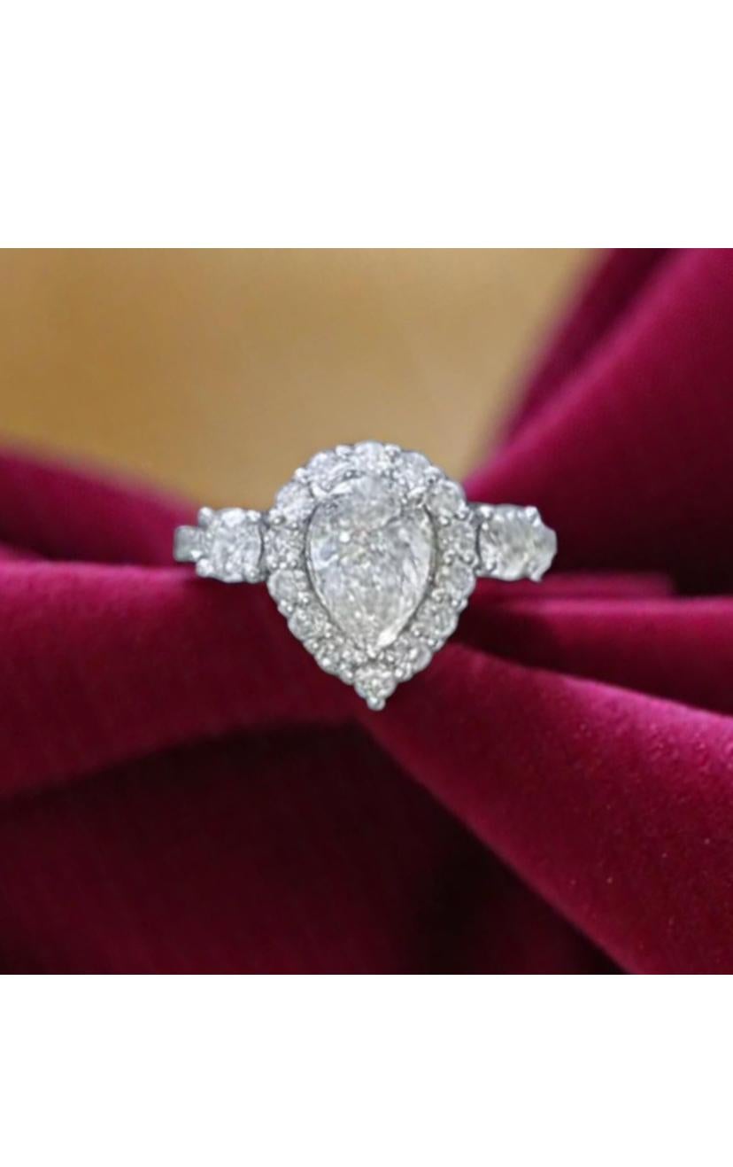 Une bague solitaire exclusive en diamants, au design raffiné et élégant.
Élevez votre beauté intemporelle et ajoutez une touche de lumière et de classe à votre image.
Magnifique bague en or 18 carats avec un diamant naturel certifié GIA de 2,00