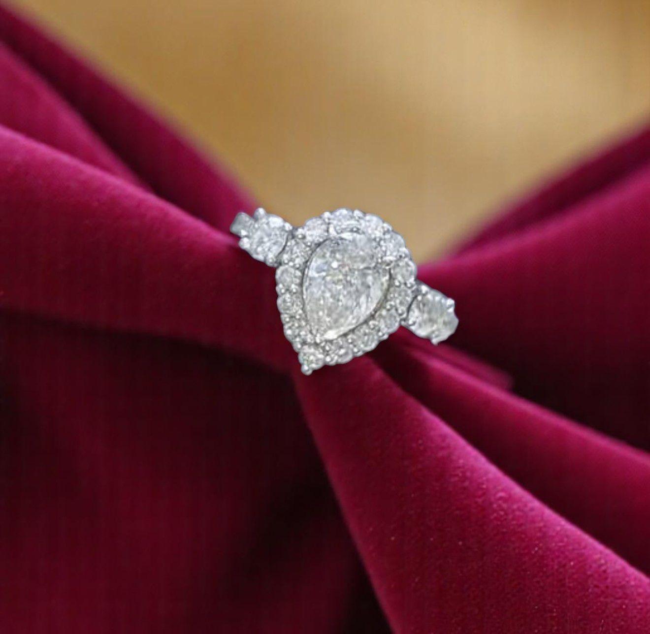 Taille poire Bague solitaire en or 18 carats avec diamant en forme de poire certifié GIA 2,00 carats F/VS1 en vente
