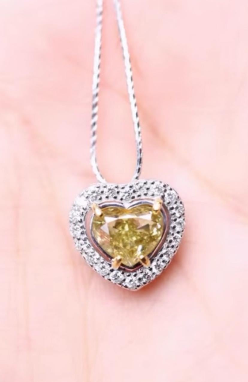 Un exquisito colgante Corazón de Diamantes de diseño romántico, de estilo tan elegante y refinado .
Eleva tu belleza atemporal y añade un toque de luz  y sofisticación en tu look.
Impresionante venida en oro de 18 quilates con un lustroso