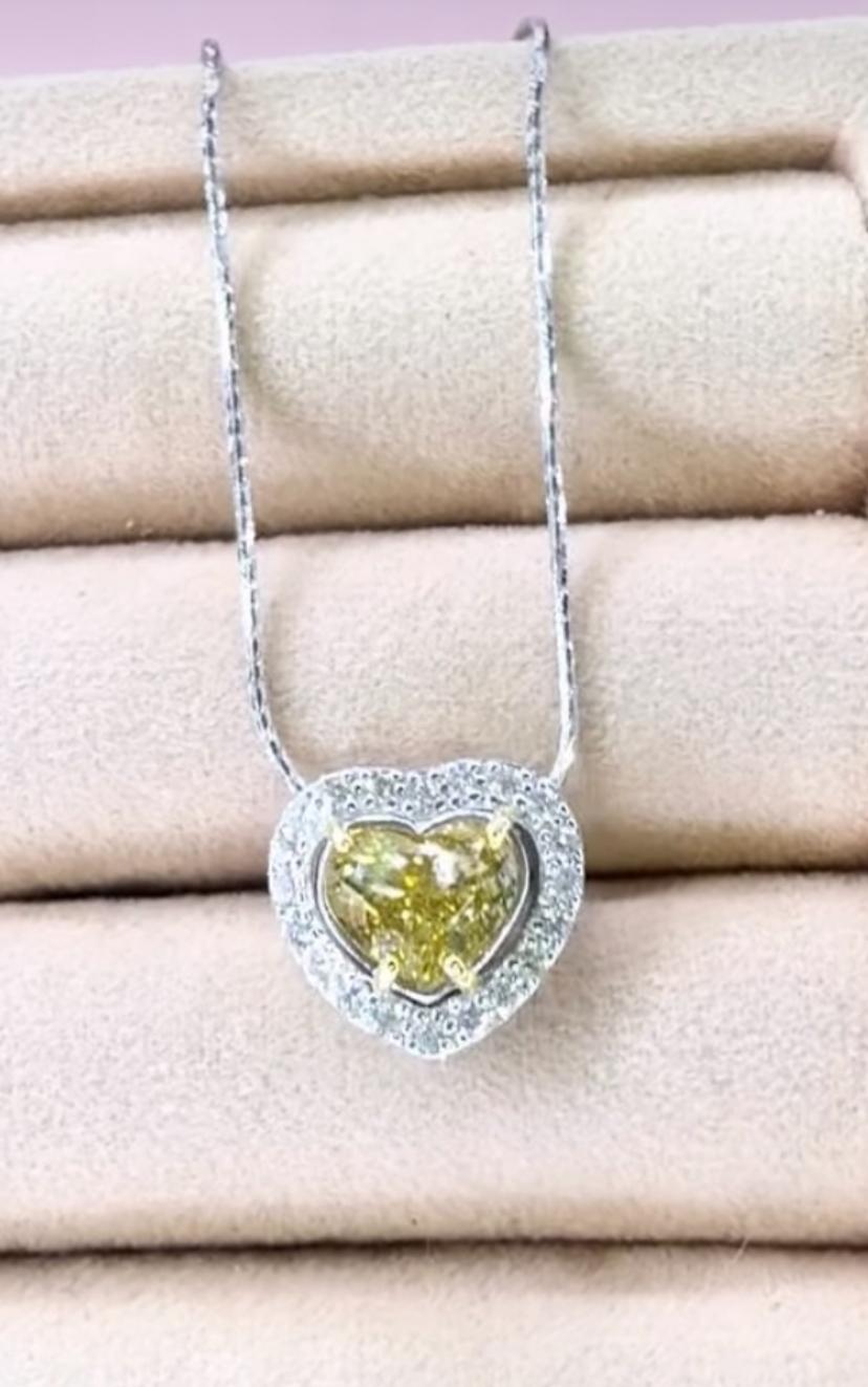 Colgante de oro de 18 quilates con diamante amarillo verdoso pardusco de 2,00 quilates certificado por GIA Corte de corazón en venta