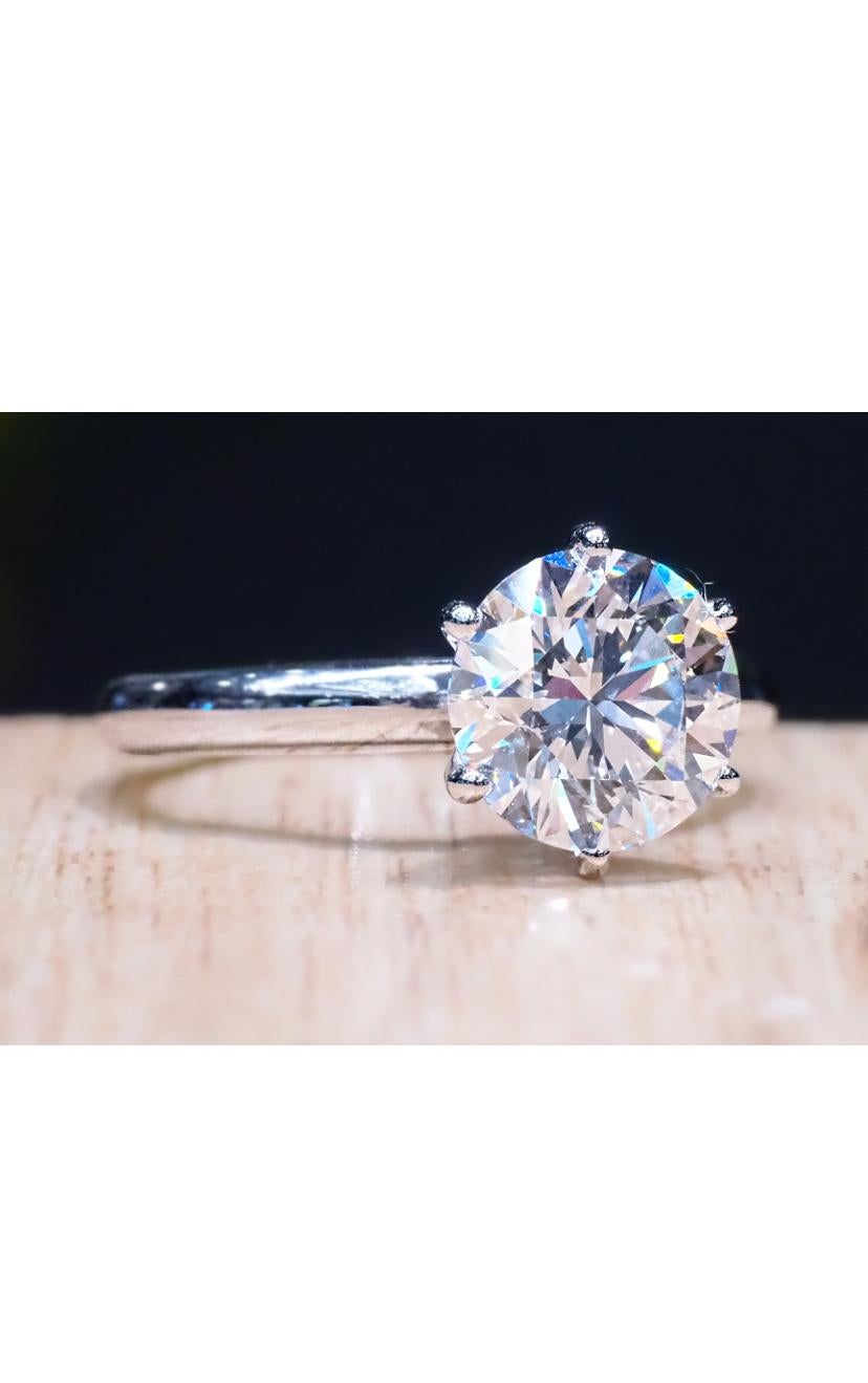 Uno squisito anello solitario con diamanti dal design contemporaneo ed essenziale, dallo stile elegante e raffinato.
Eleva la tua bellezza senza tempo e aggiungi un tocco di classe e di luce al tuo look.
L'anello è realizzato in oro 18 carati con un
