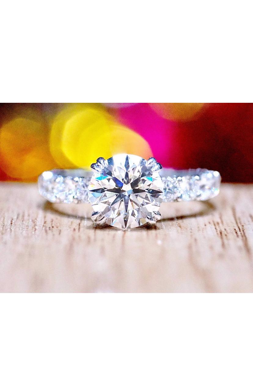 Uno squisito anello solitario con diamante dal design contemporaneo, dallo stile elegante e raffinato.
Eleva la tua bellezza senza tempo e dai un tocco scintillante al tuo look.
L'anello è realizzato in oro 18 carati con un diamante certificato GIA