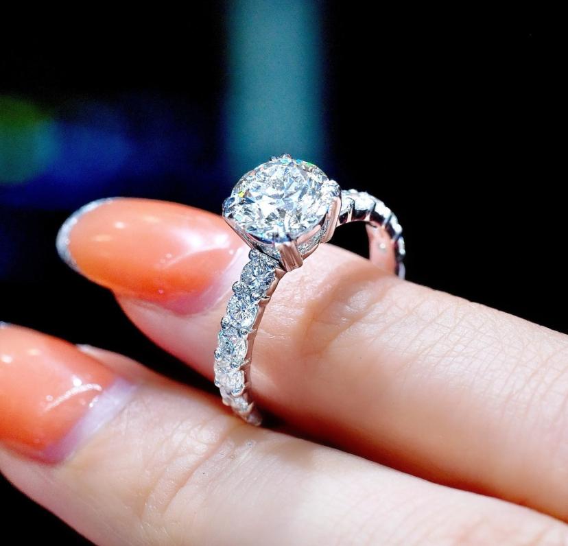 Taglio rotondo GIA Certified 2.00 Ct FLAWLESS/ E color Round Brillant Shape Diamond Ring in vendita