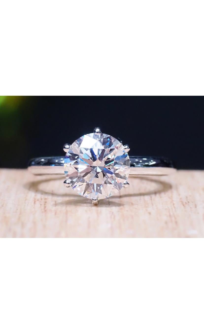 GIA Certified 2.00 Ct FLAWLESS/ E color Round Brillant Shape Diamond Ring in vendita 1