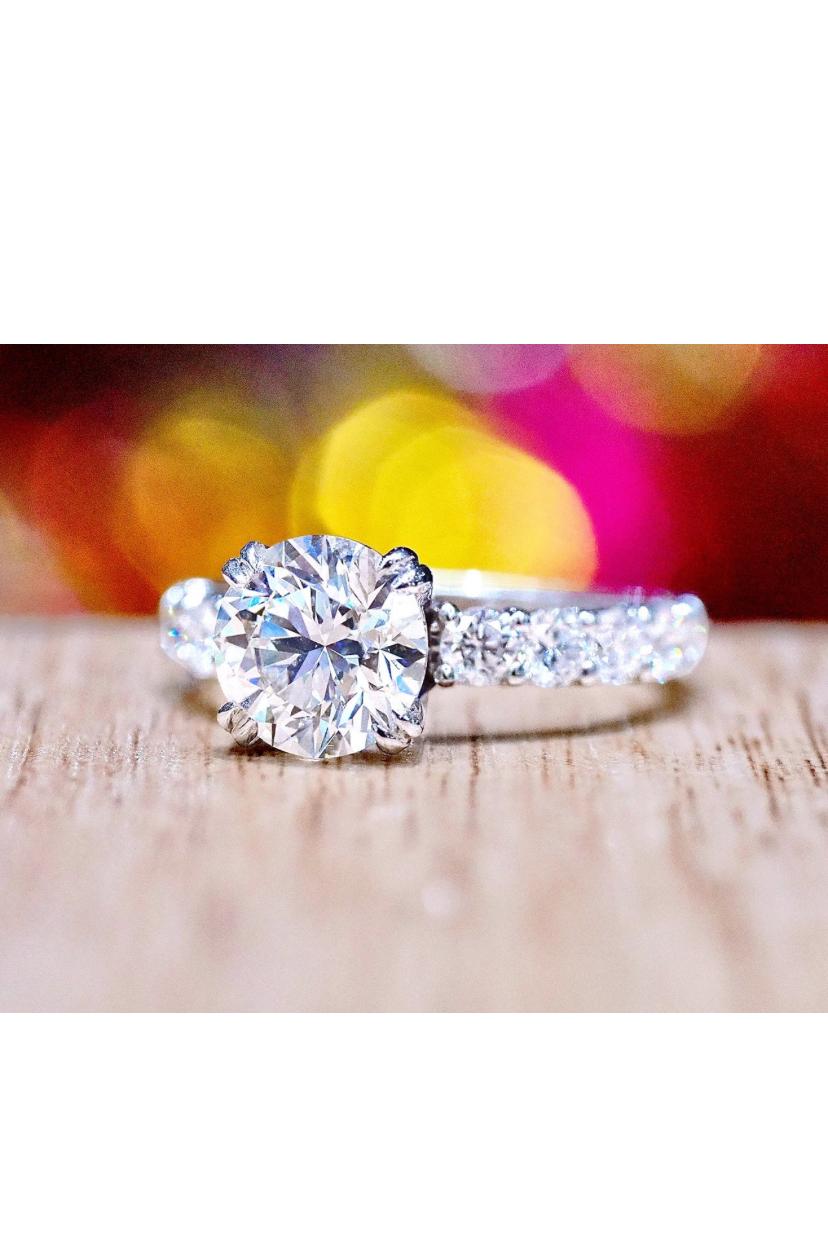 GIA Certified 2.00 Ct FLAWLESS/ E color Round Brillant Shape Diamond Ring in vendita 1