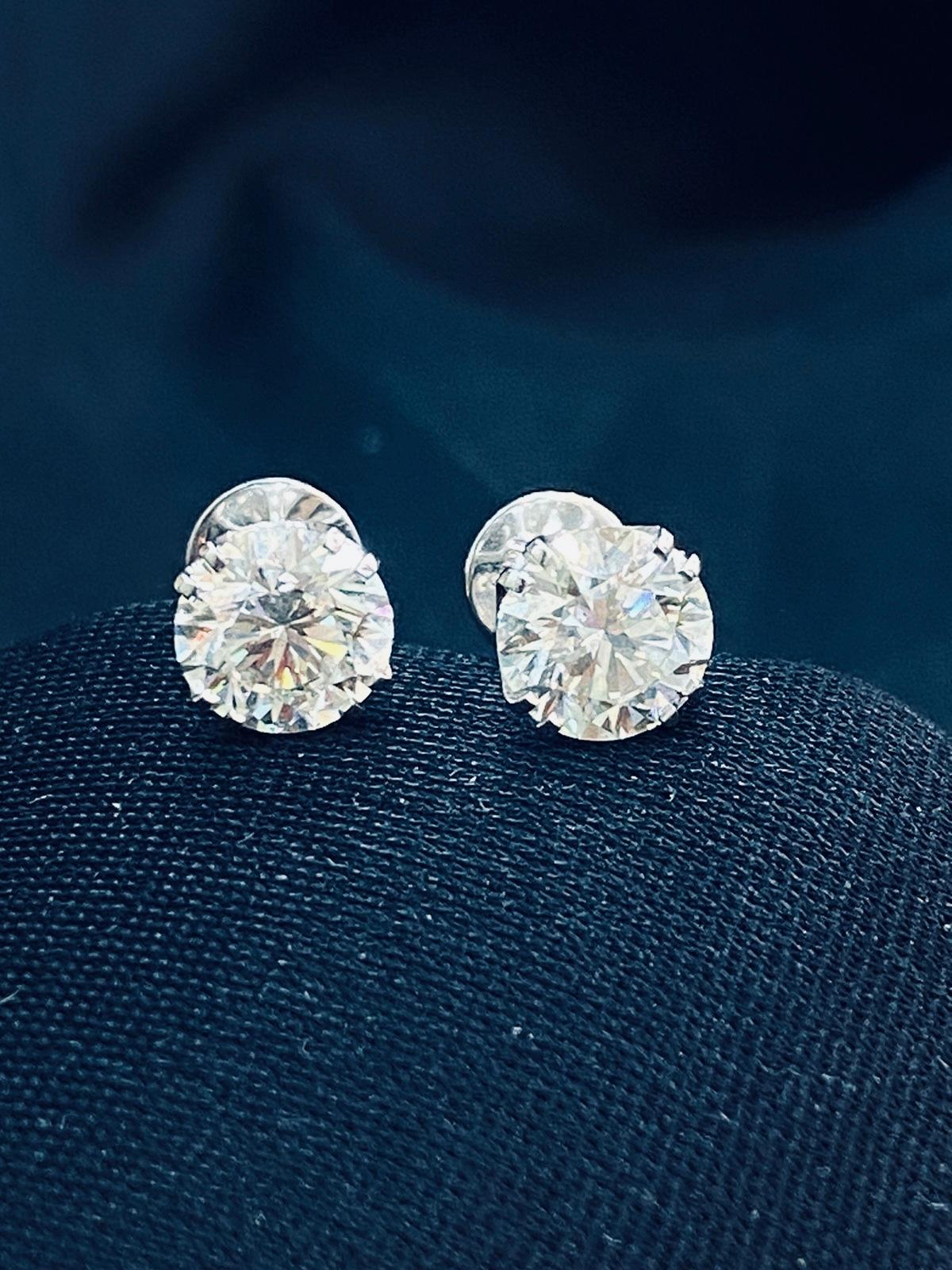 An exquisite stud earrings, in essential design with GIA Certified Natural Diamonds, in perfect round brilliant cut , of 1 carat + 1 carat , 2,00 carats in total, F color VS1 clarity, very sparkly.
Adorn your look with this stunning bright diamonds,