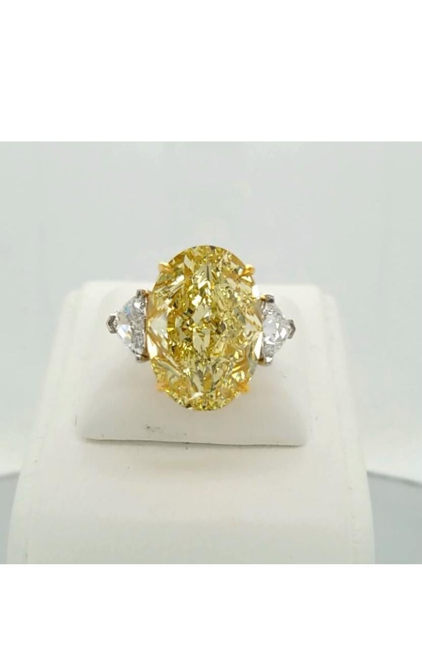 An incredible  rare big GIA Certified Fancy Intense Yellow Diamond of 20,00 carats, spectacular color , VVS2 clarity , so sparkly, on ring with two side trillions diamonds.
It is a investment diamond.
Complete with GIA report.
Whosale price.