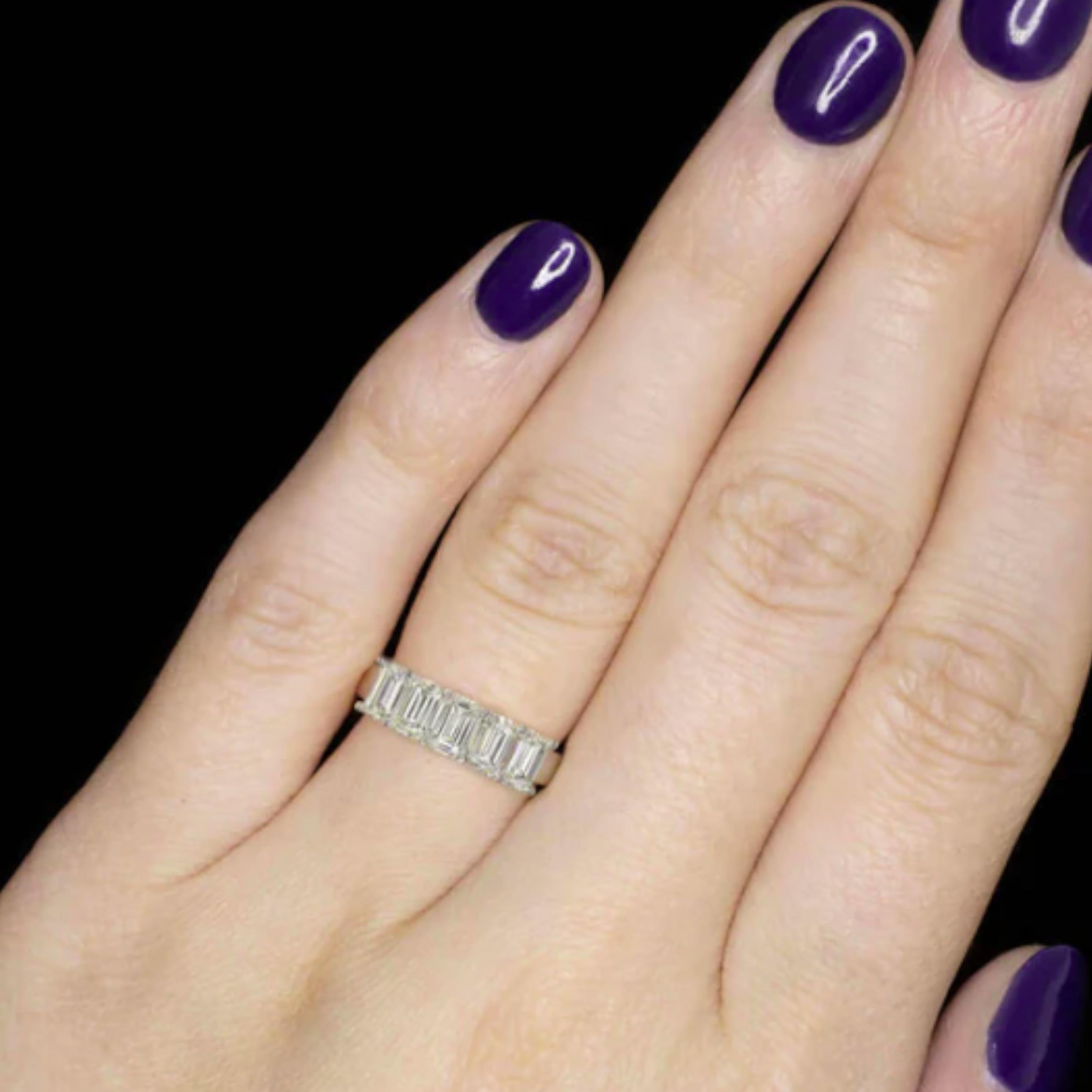 GIA Certified 2.00ct Emerald Cut Diamond Wedding Band in Platinum In New Condition For Sale In Chicago, IL