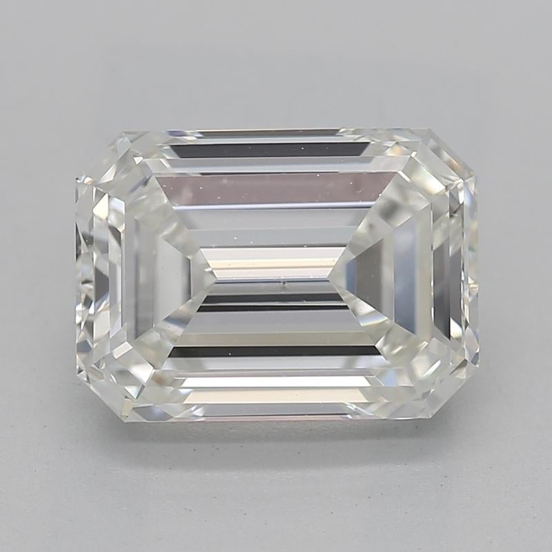Fabriquée à la main à New York, cette exquise bague en diamant est ornée d'une pierre centrale captivante qui attire l'attention par sa brillance et sa clarté. Dotée d'un diamant émeraude, cette pièce affiche un poids impressionnant de 2,01 et est