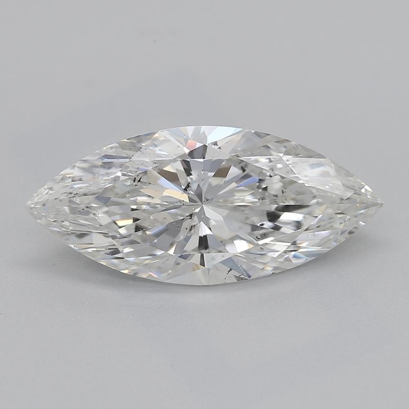 Dieser atemberaubende, in New York handgefertigte Diamantring besitzt einen exquisiten Mittelstein in Marquise G SI2 mit einem Gewicht von 2,01, der von einem Halo kleinerer Diamanten umgeben ist, die eine spektakuläre Brillanz ausstrahlen. Das