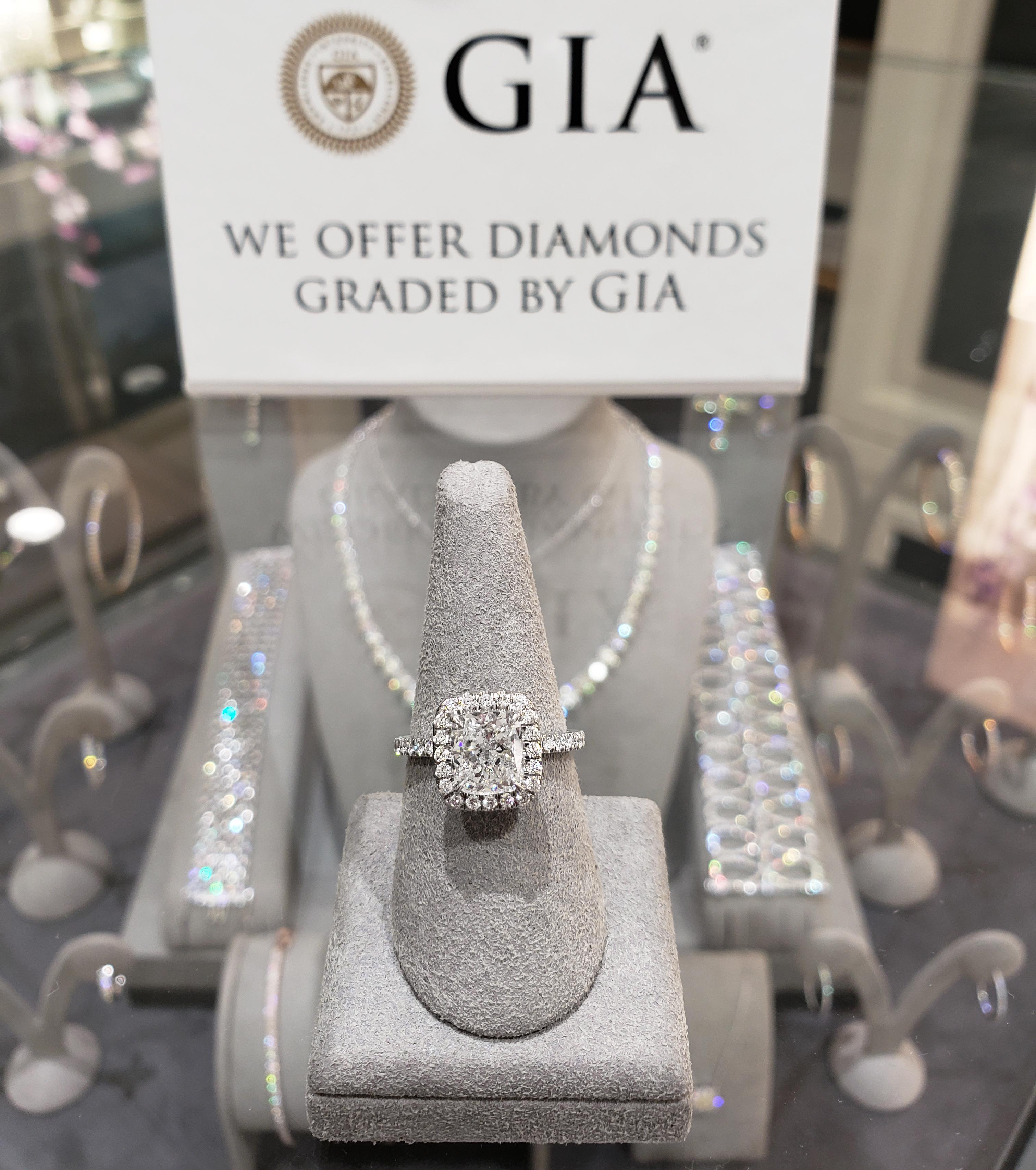 Women's Roman Malakov GIA Certified 2.01 Carats Cushion Cut Diamond Halo Engagement Ring For Sale