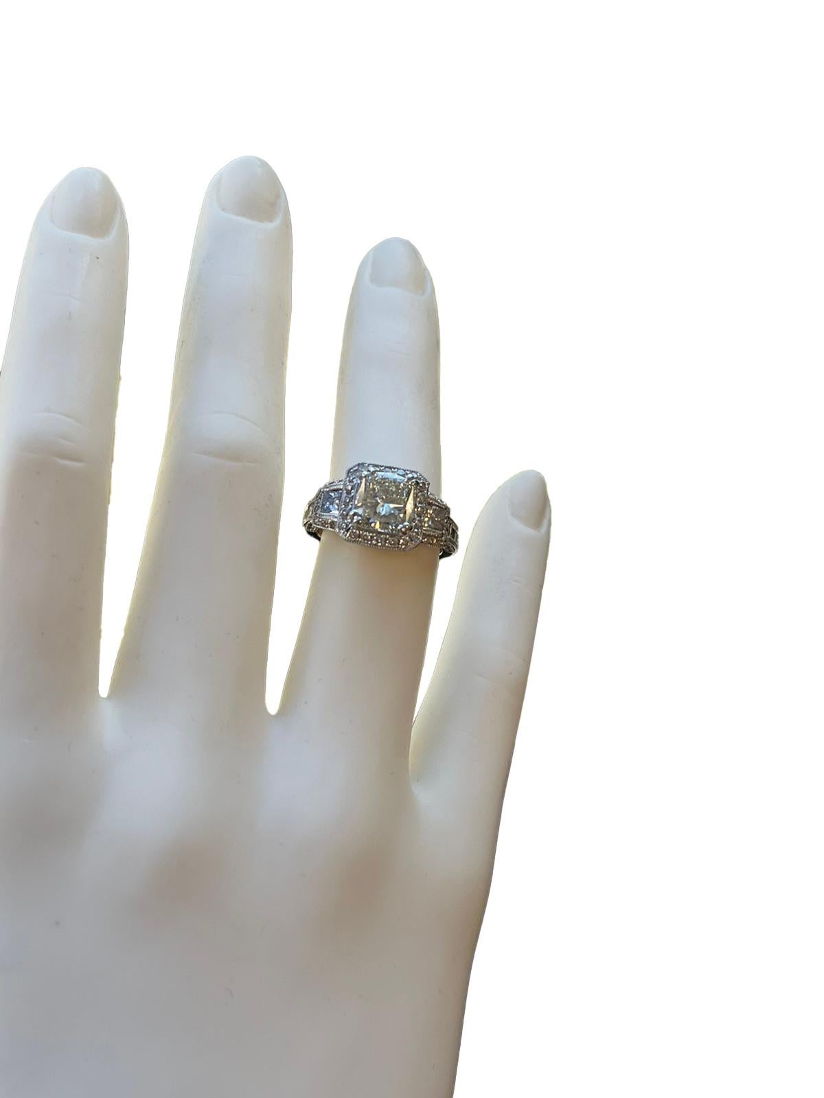 Eccezionale anello con diamante a cuscino di 2,02 carati e pavé di 0,68 carati in oro 14k, classificato GIA in vendita 5