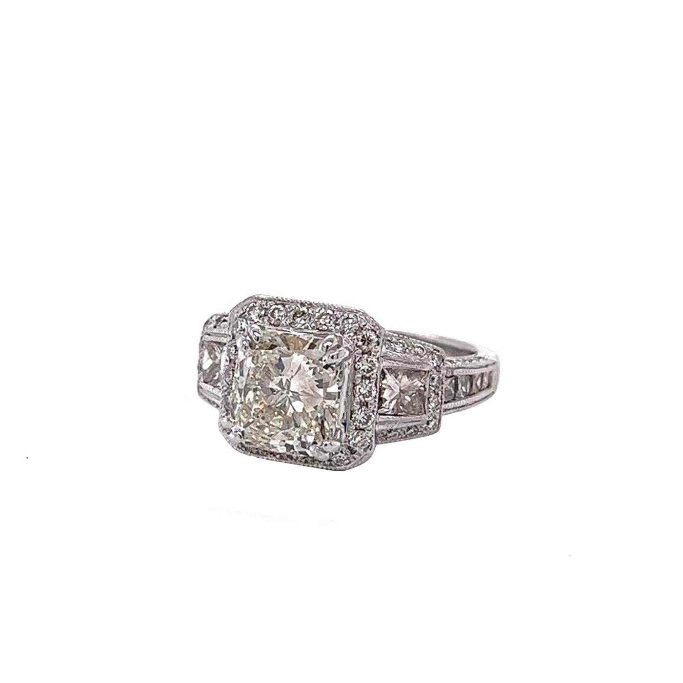 Taglio cuscino Eccezionale anello con diamante a cuscino di 2,02 carati e pavé di 0,68 carati in oro 14k, classificato GIA in vendita