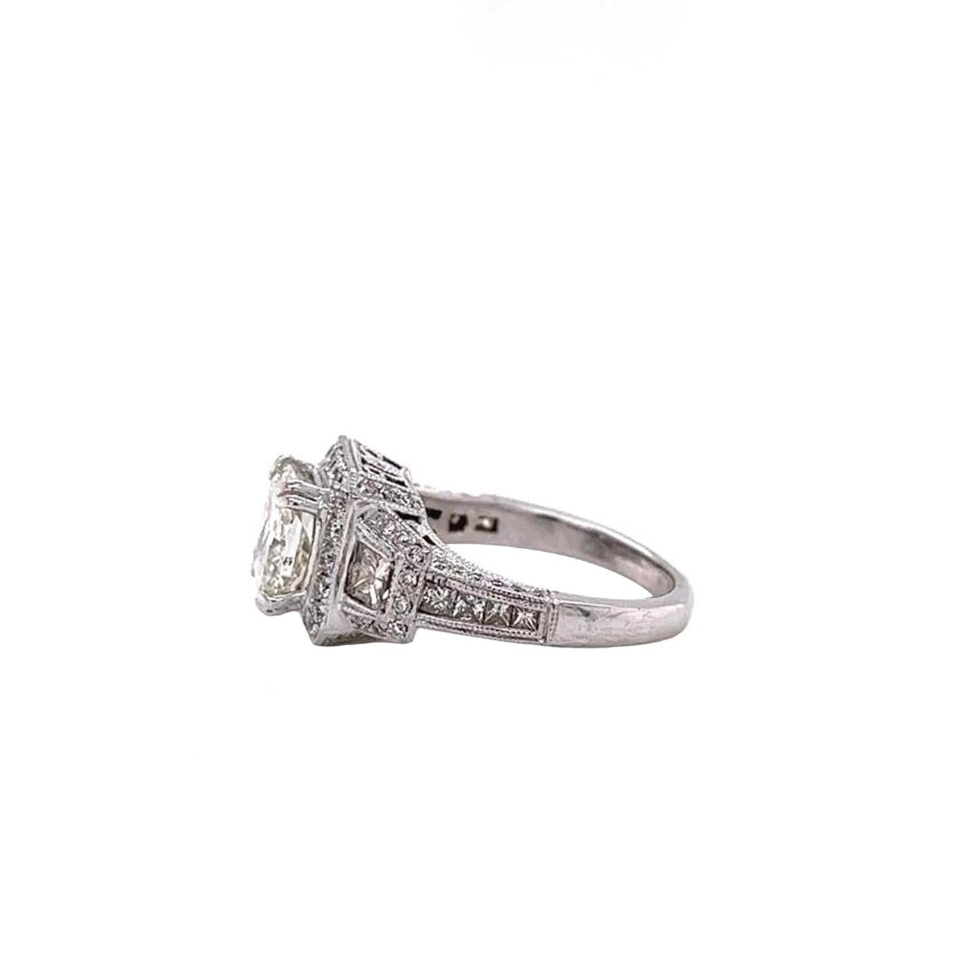 da uomo o donna Eccezionale anello con diamante a cuscino di 2,02 carati e pavé di 0,68 carati in oro 14k, classificato GIA in vendita