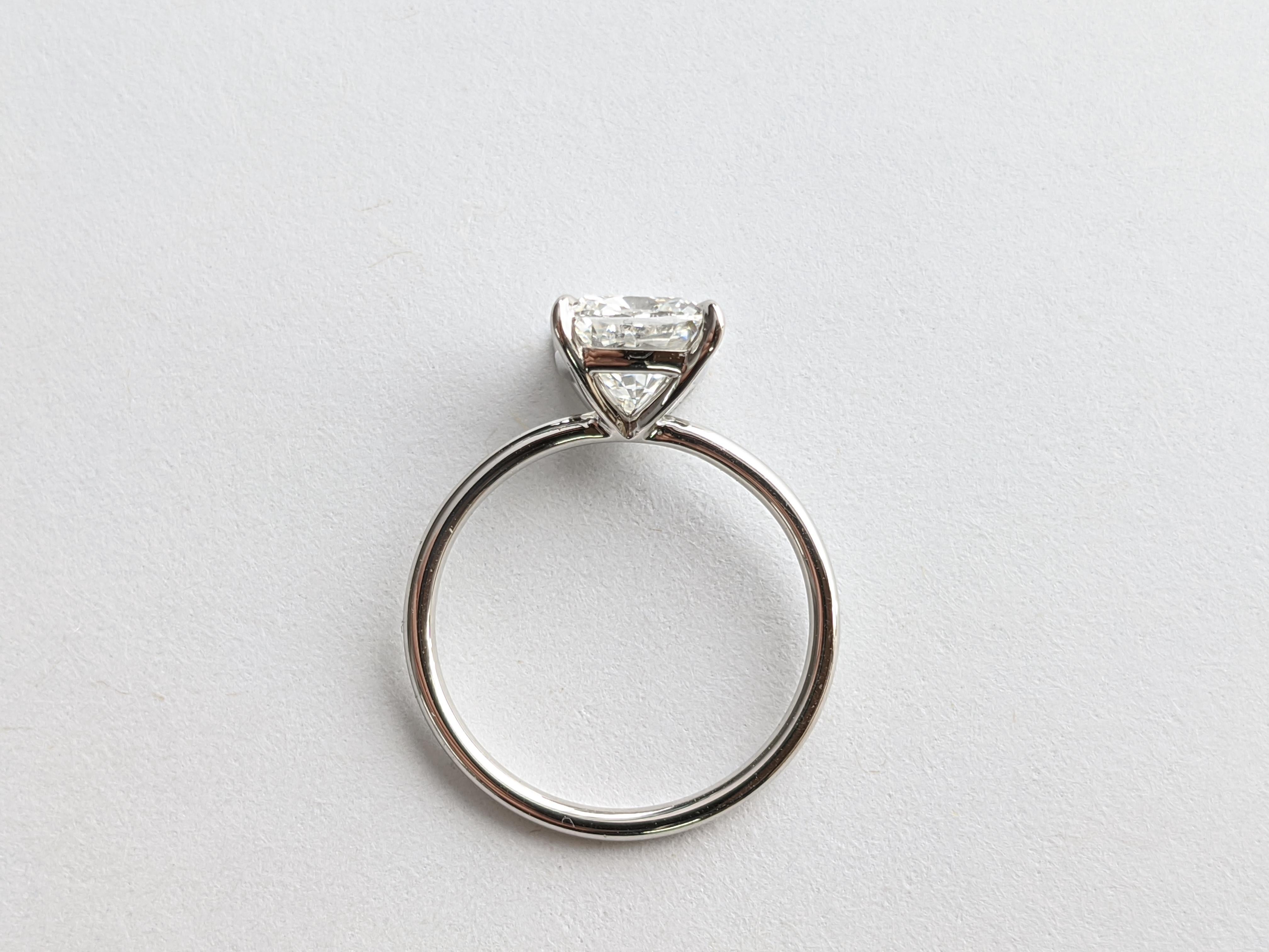 Diamante en cojín de 2,02 quilates certificado por el GIA en engaste bajo delgado en platino 950 en Nuevo estado para la venta en New York, NY