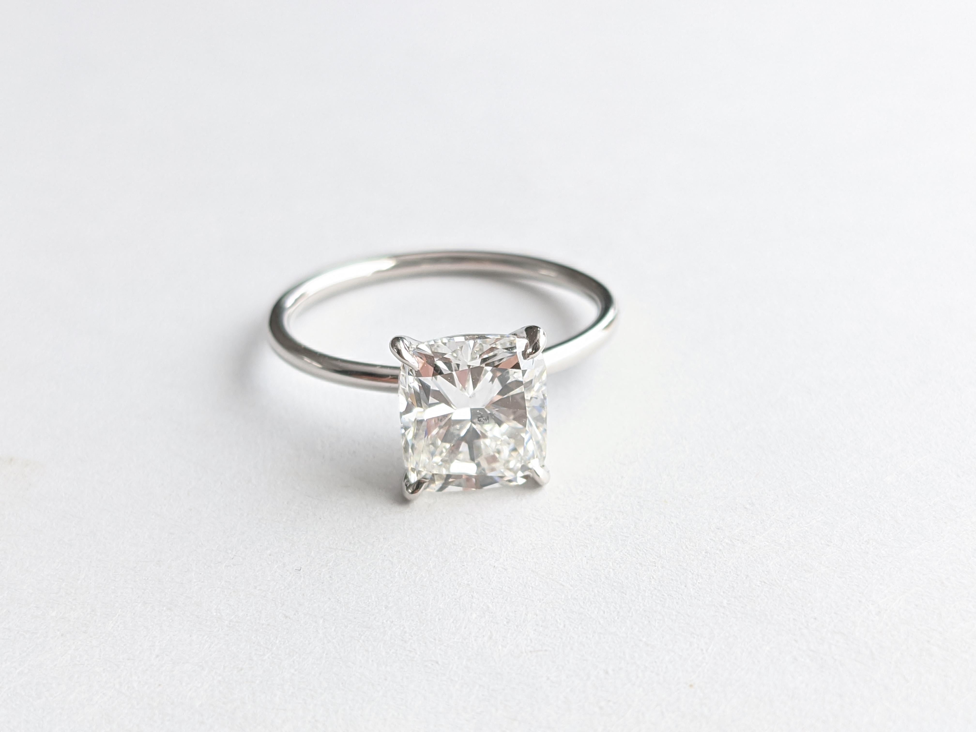 Diamant coussin de 2,02 carats certifié par le GIA, serti en platine 950. en vente 3