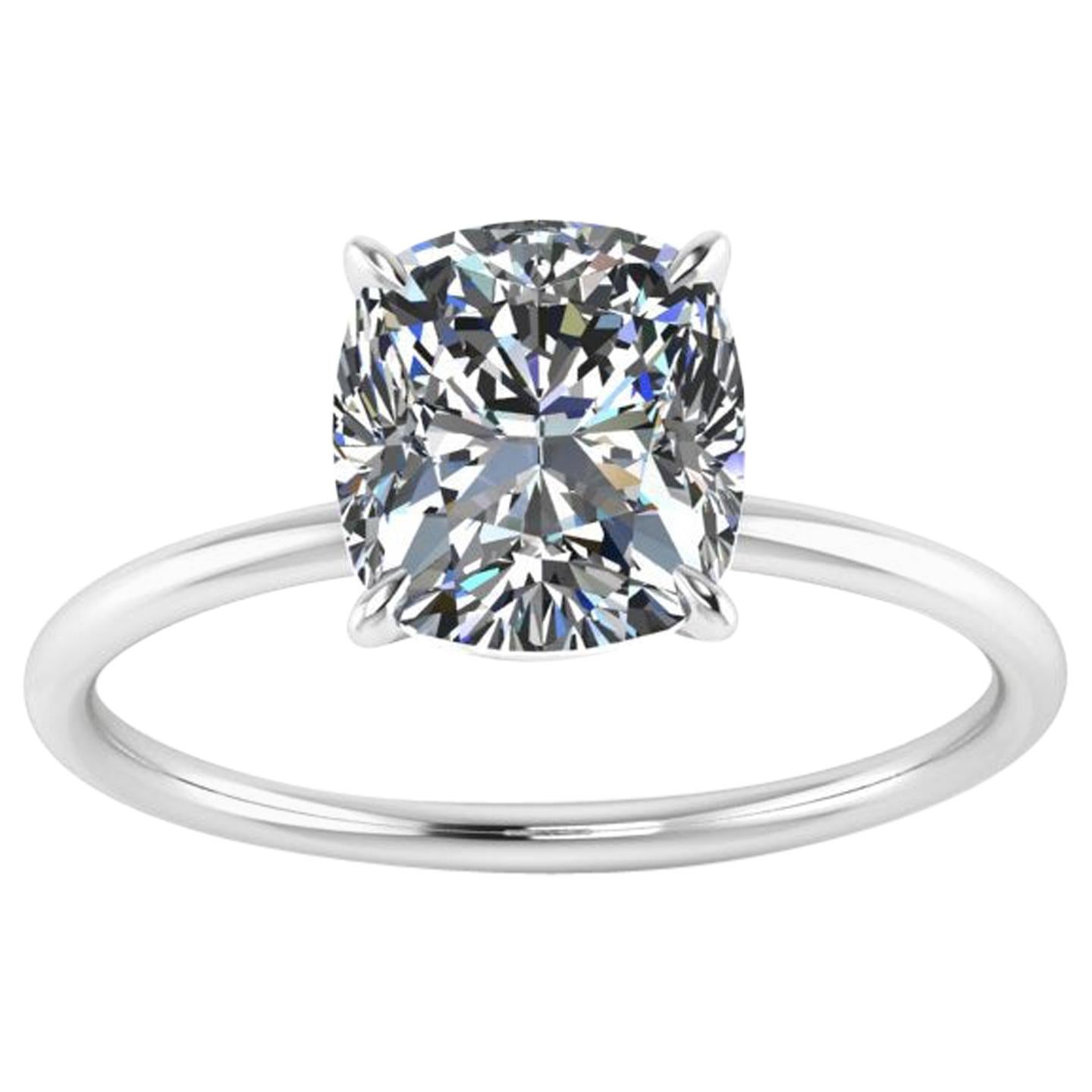 Diamant coussin de 2,02 carats certifié par le GIA, serti en platine 950. en vente