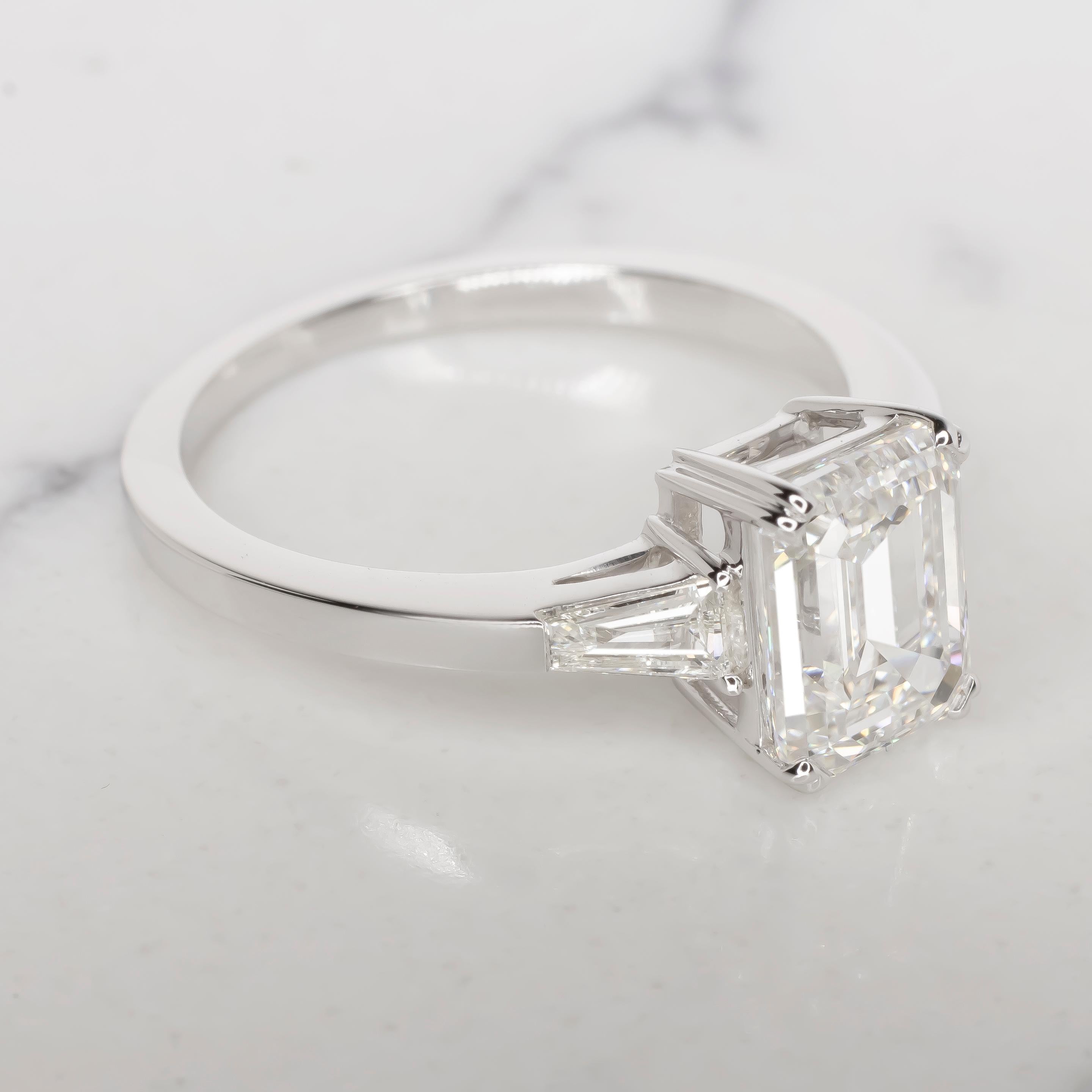 Contemporain Bague en or blanc 18 carats avec diamants taille émeraude certifiés GIA de 2,01 carats en vente