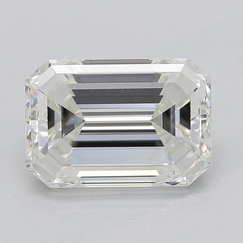 Conçue avec élégance, cette exquise bague en diamant présente en son centre un magnifique diamant émeraude, pesant 2,01 , et affichant un J envoûtant et un remarquable SI1. Son design met en valeur un halo en forme d'émeraude de diamants ronds de