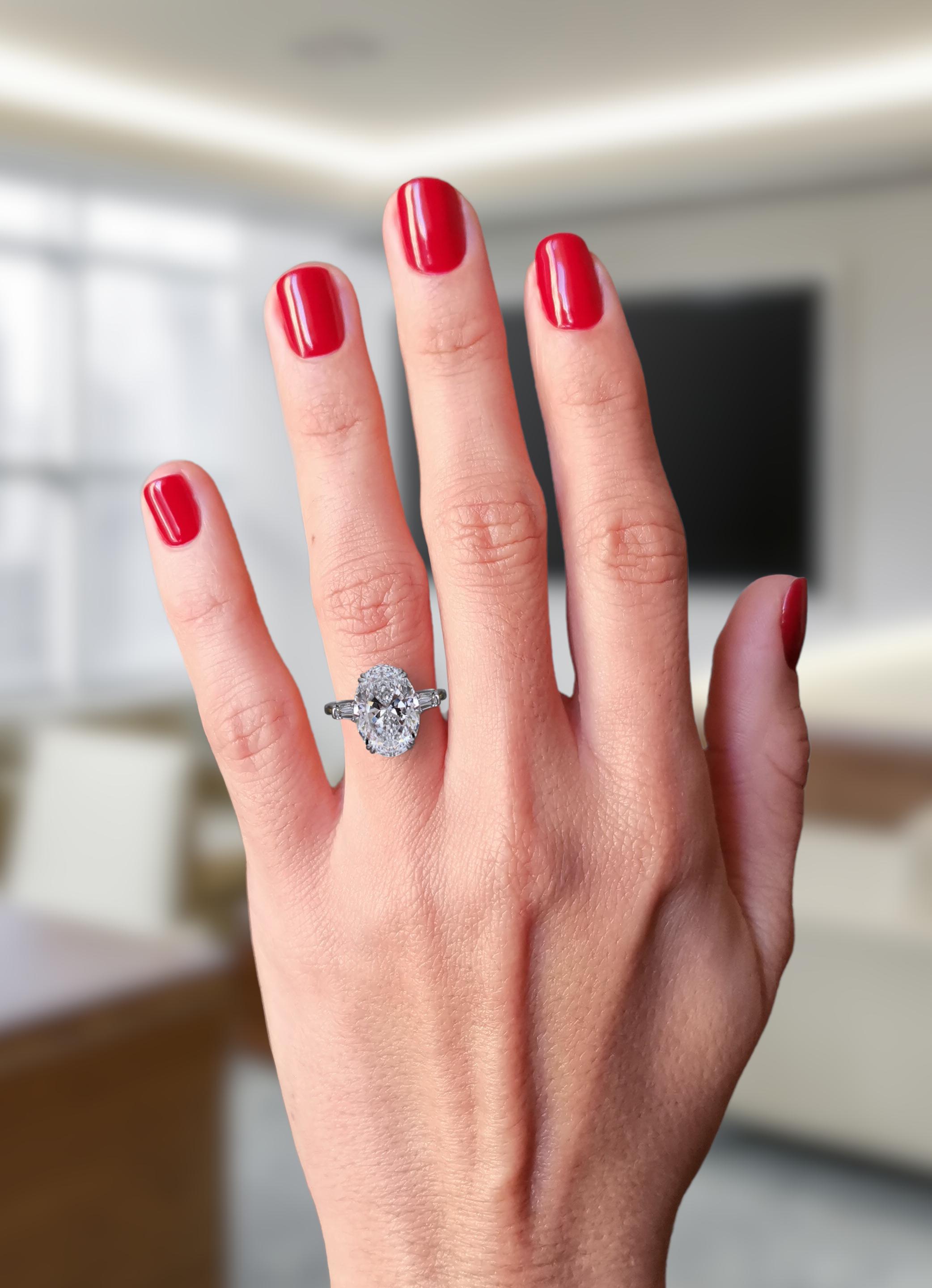 Anello in platino con diamante ovale brillante certificato GIA da 2,01 carati F VVS2

Un design elegante e senza tempo con un diamante Brilliante Ovale da 2,01 carati certificato GIA di eccezionale colore F e purezza VVS2, che misura 9,96 x 6,53 x