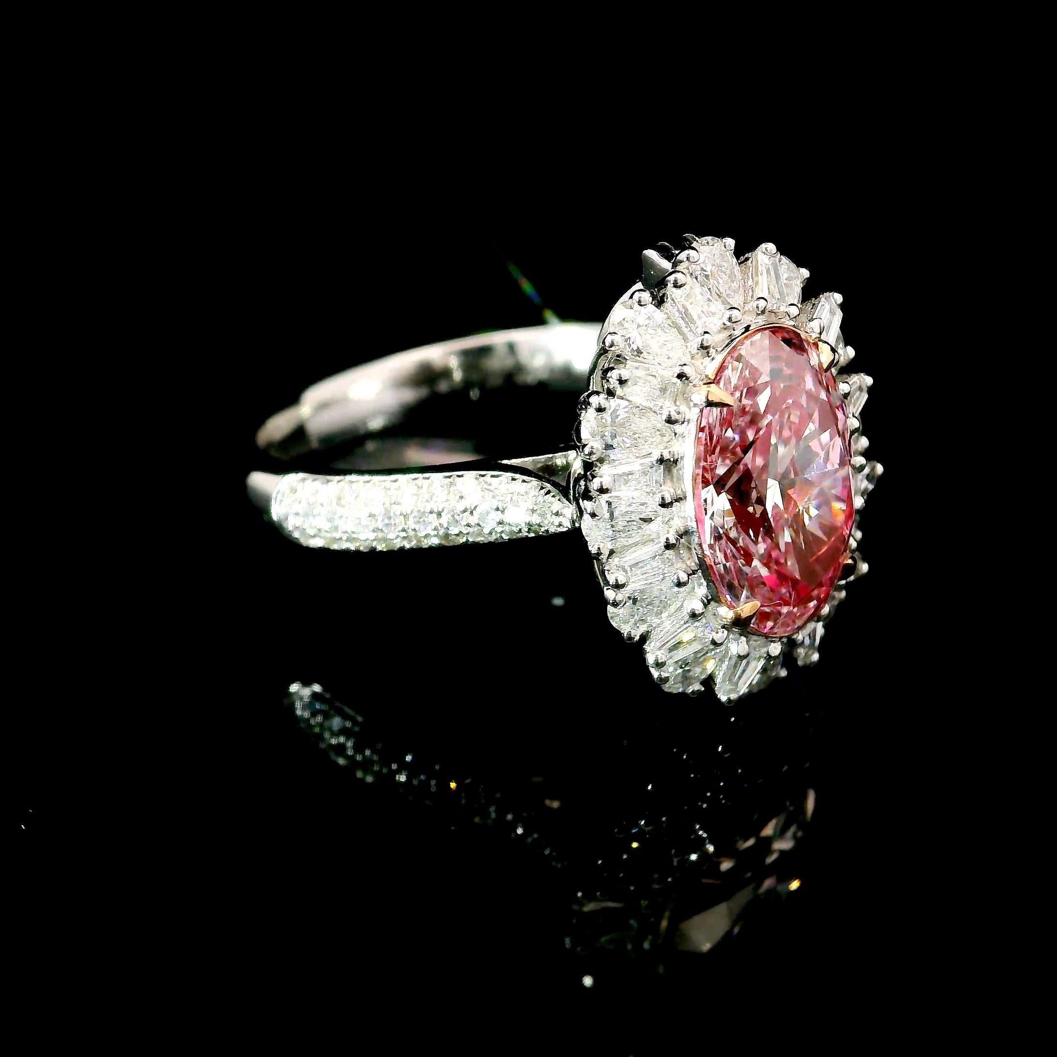 GIA Certified 2.01 Carat Faint Pink SI2 Clarity Diamond Ring In New Condition For Sale In บางรัก, TH