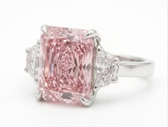 Anillo de platino con tres piedras: un diamante de 2,01 quilates certificado por el GIA, de color rosa tirando a marrón