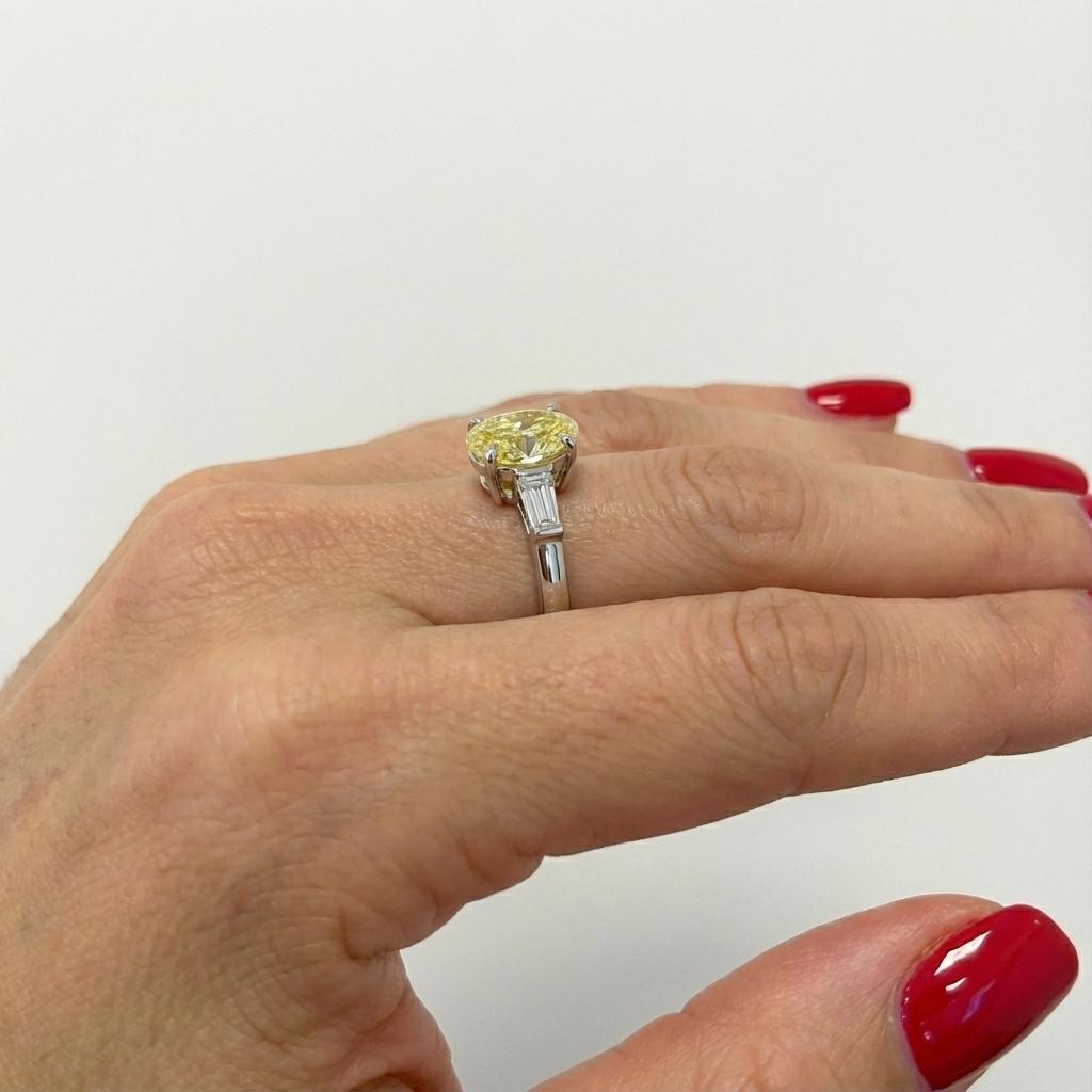 GIA-zertifizierter 2,01 Karat Fancy Intense Yellow VS1 Oval Diamond Ring (Zeitgenössisch) im Angebot