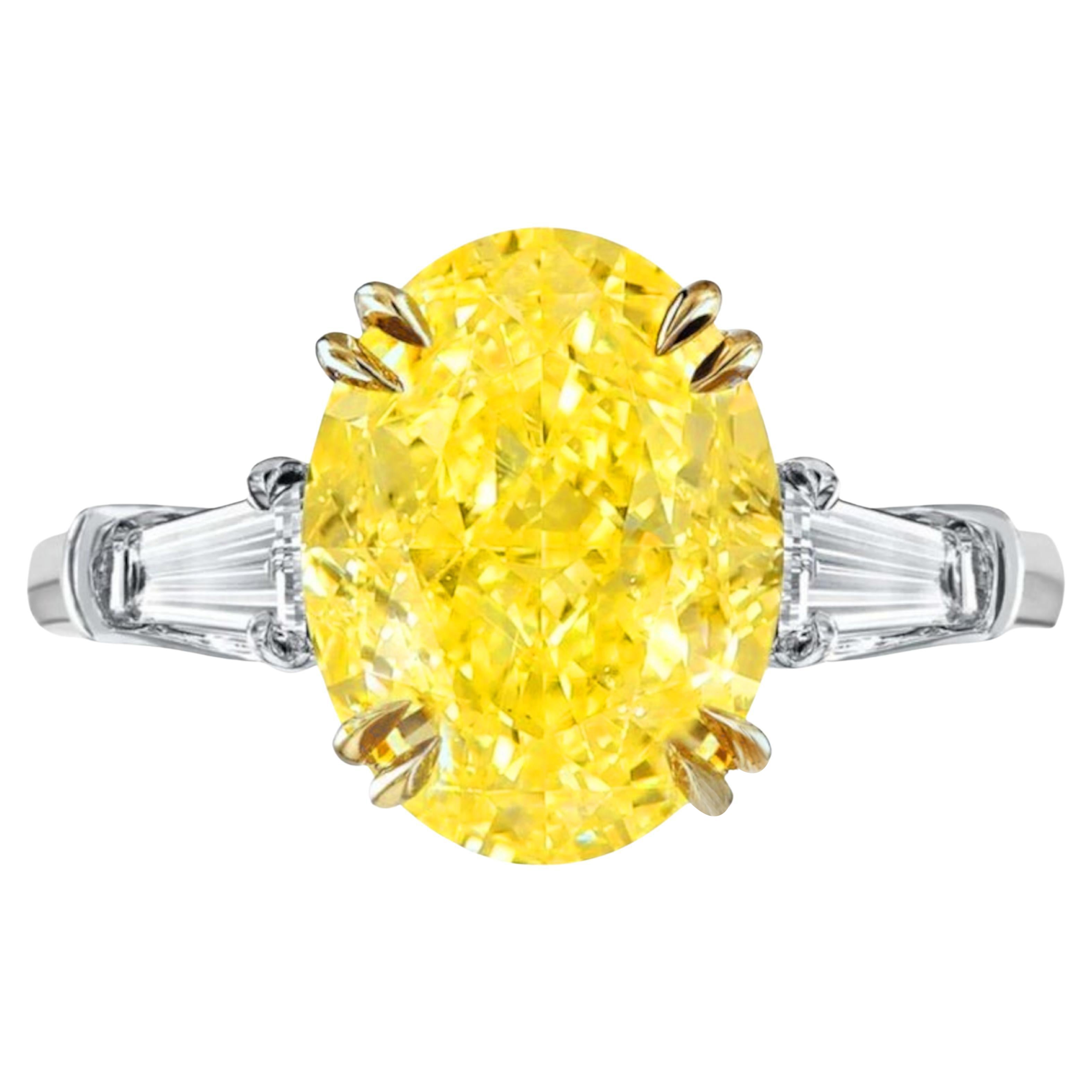 Ein schillernder, GIA-zertifizierter ovaler Brillant von 2,01 Karat (Fancy Intense Yellow) steht im Mittelpunkt dieses raffinierten Dreisteinrings.
Der Diamant ist natürlichen Ursprungs, hat eine gleichmäßige Farbverteilung und zeigt einen reichen