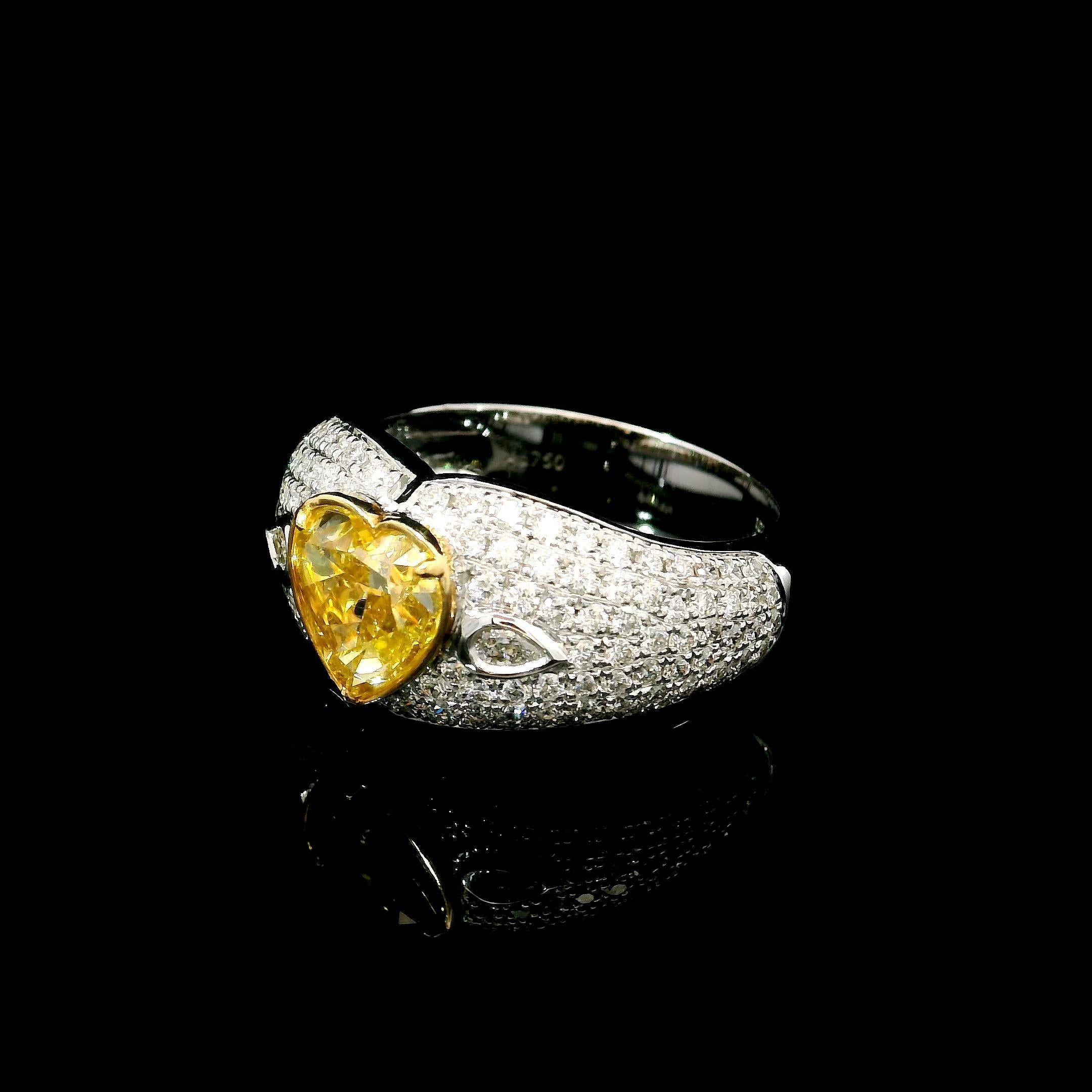 GIA Certified 2.01 Carat Fancy Light Yellow VS1 Clarity Diamond In New Condition For Sale In บางรัก, TH