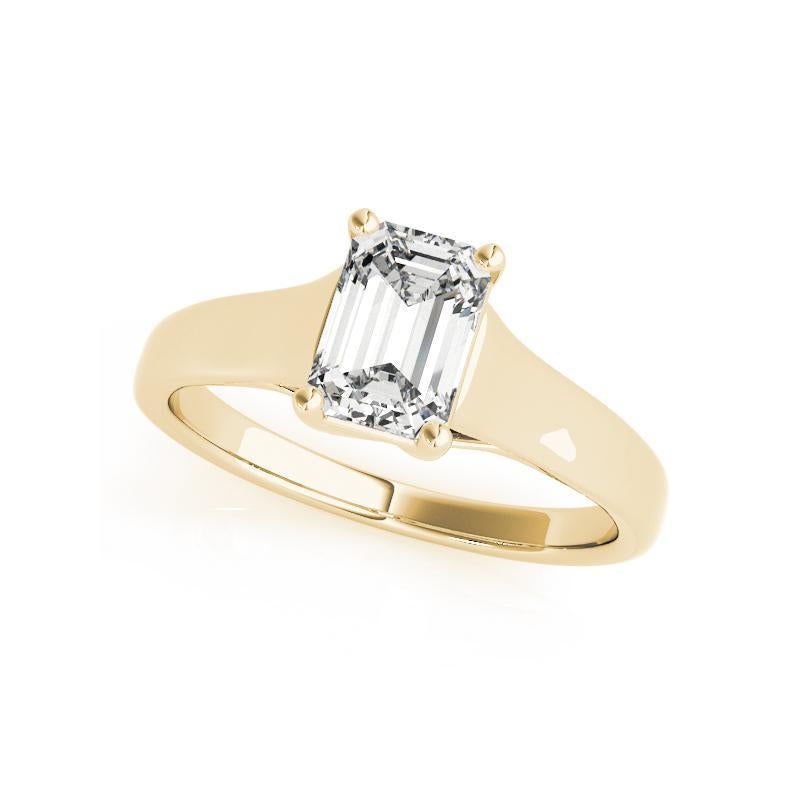 Fabriquée à la main à New York, cette bague en diamant captivante est ornée d'un magnifique diamant radiant pesant 2ct, serti dans une élégante monture en or jaune. Le diamant présente un grade exquis I et SI2, offrant une brillance remarquable et
