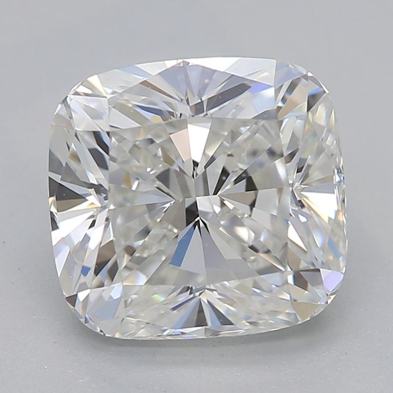 Realizzato a mano a New York, questo splendido anello con diamante presenta un affascinante diamante a cuscino centrale di 2,01, celebrato per la sua squisita purezza VS1 e l'elegante tonalità G. L'affascinante pietra è abbracciata da una