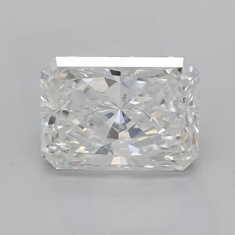 Realizzato a mano a New York, questo splendido anello con diamante è caratterizzato da un diamante radiante certificato GIA del peso di 2,01, che brilla grazie alla sua classificazione G e SI1. Il design unico è arricchito da un'aureola nascosta di