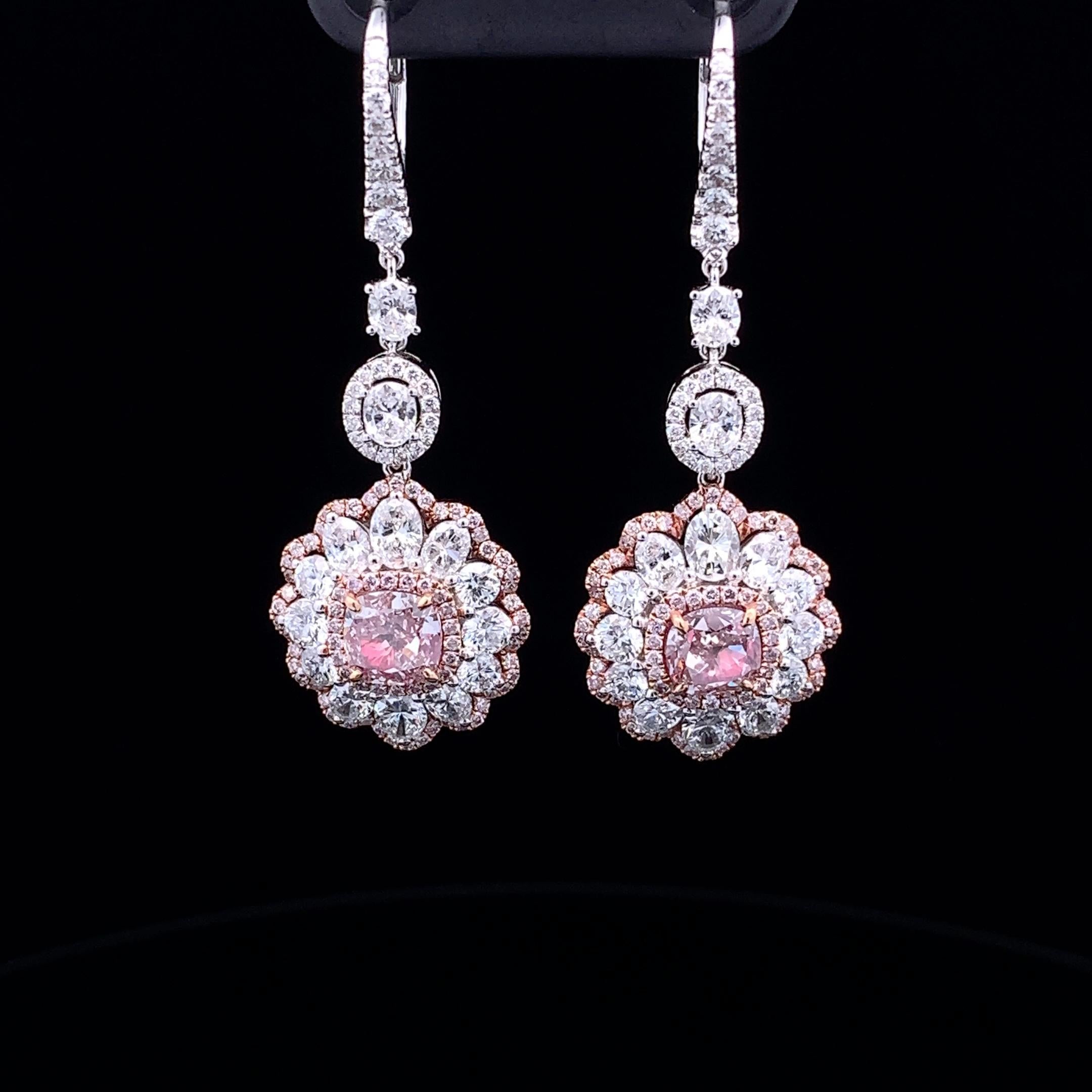Eleva la tua collezione di gioielli con questi straordinari orecchini a goccia, ognuno dei quali è un vero capolavoro di design ed eleganza. Questi orecchini presentano una miscela armoniosa di diamanti unici e rari, meticolosamente incastonati in