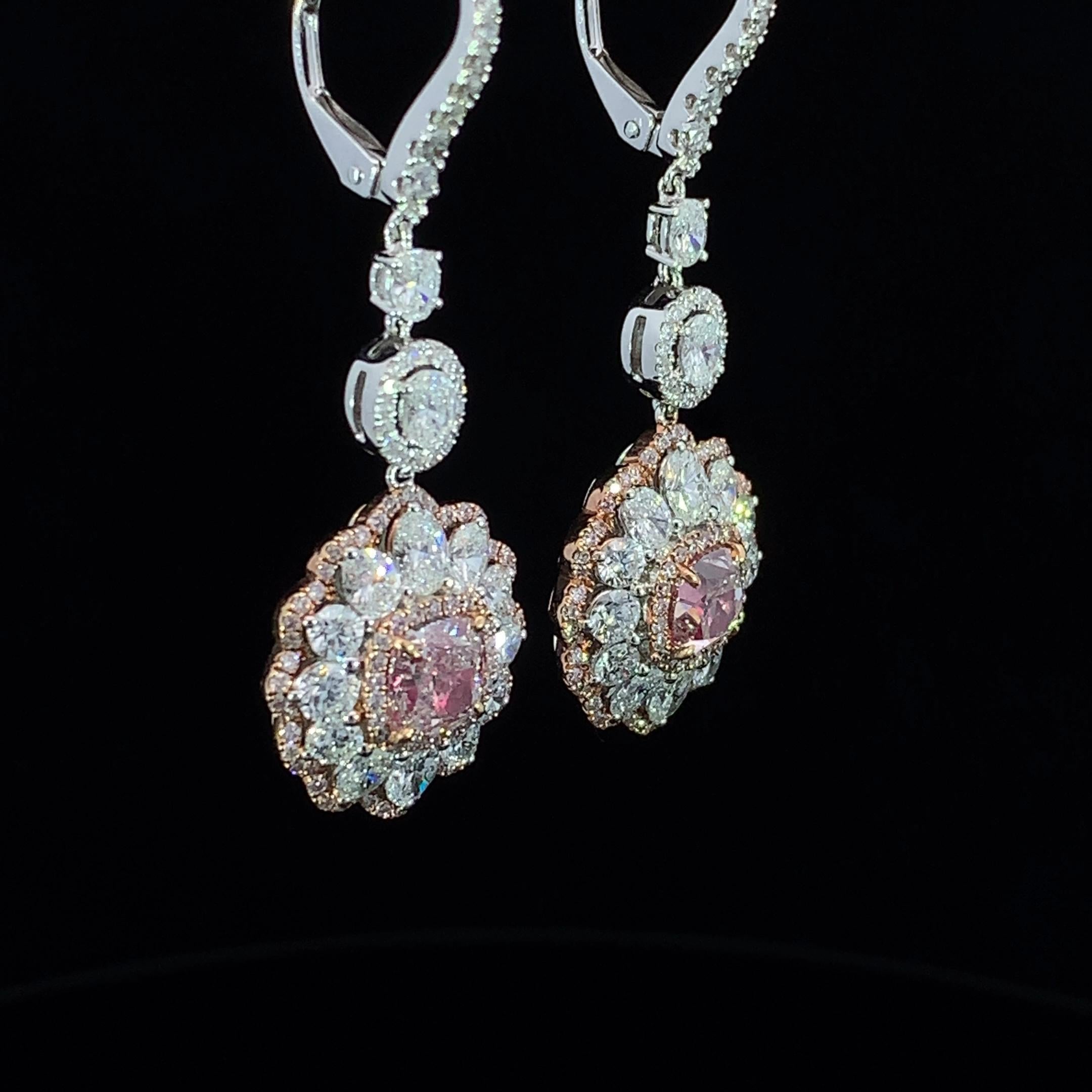 Taille coussin Boucles d'oreilles 18K certifiées GIA et composées de 2,01 carats de diamants roses et blancs en pampille en vente