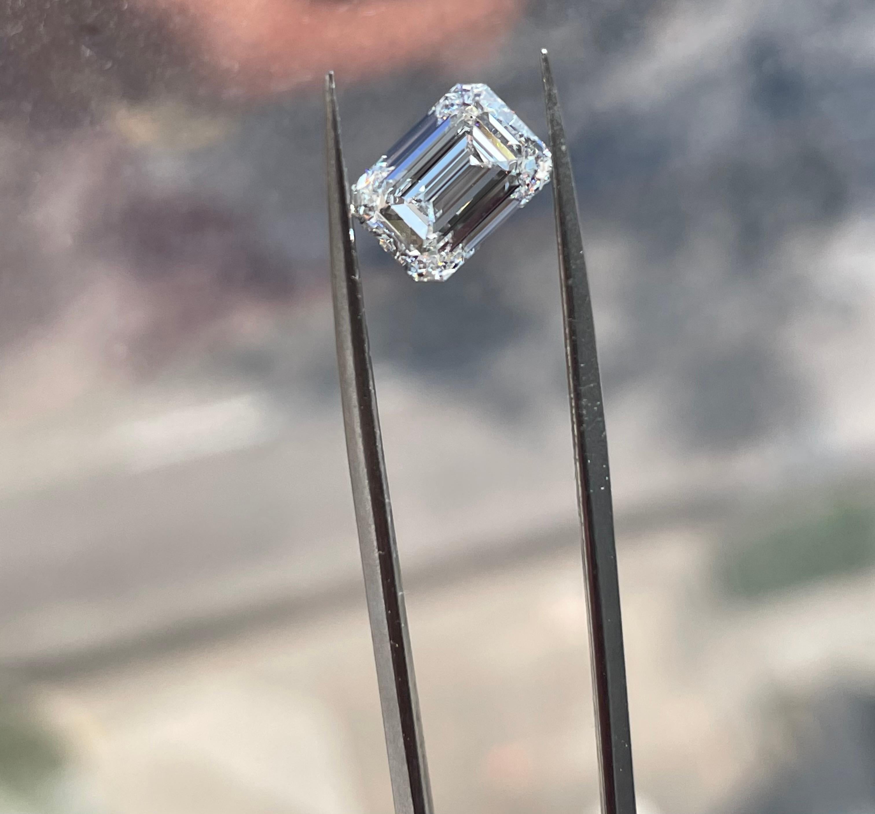 Un incroyable diamant libre de 2,01 ct de taille émeraude. Ce diamant est magnifique - blanc et brillant ! Elle est accompagnée de la certification originale du GIA.