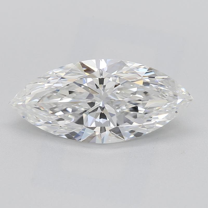 Dieser in New York handgefertigte Diamantring ist ein atemberaubendes Beispiel für Handwerkskunst und Eleganz. Sein atemberaubender Mittelstein ist ein Marquise-Diamant mit einem Gewicht von 2,01 und einer Einstufung von F und VS2. Der Diamant ist